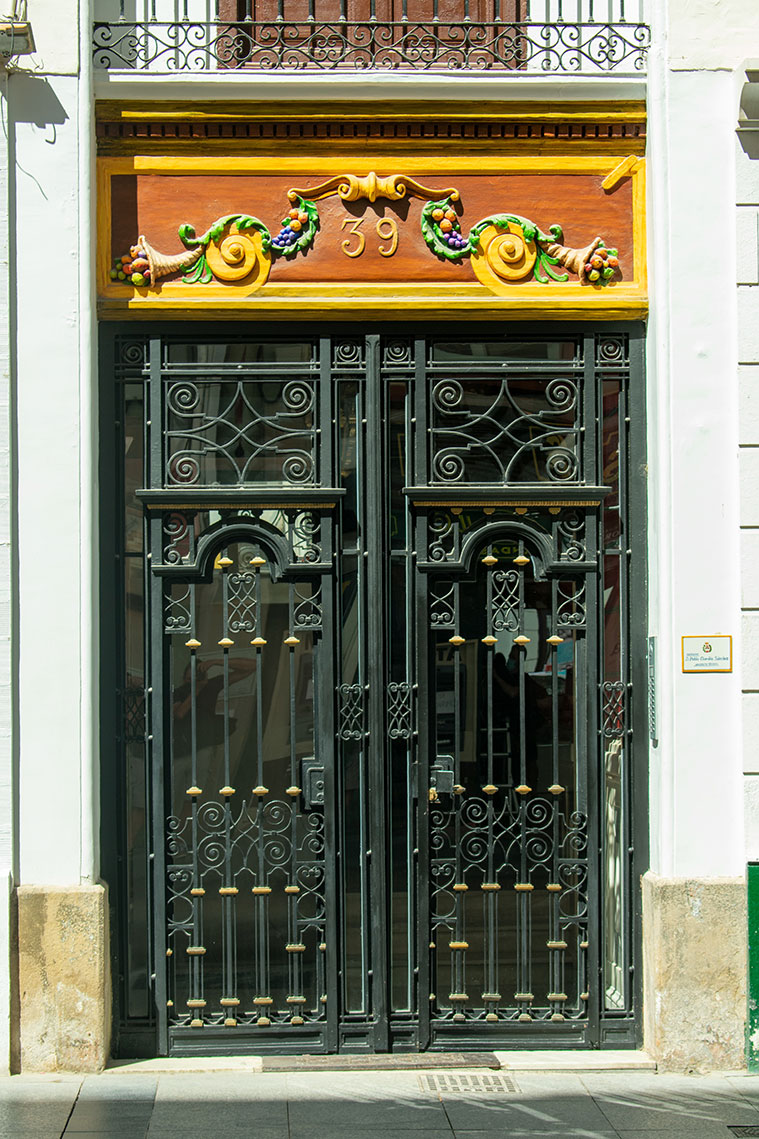 Puerta antigua de uno de los elegantes edificios de la calle Alfonso