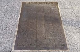 Reproducción en bronce de la primera portada del Heraldo de Aragón