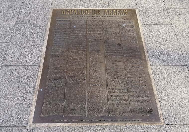 Reproducción en bronce de la primera portada del Heraldo de Aragón