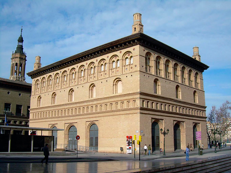 La Lonja de Mercaderes de Zaragoza es una obra maestra de la arquitectura civil renacentista aragonesa. Construida entre 1541 y 1551, es un edificio de gran belleza y equilibrio 