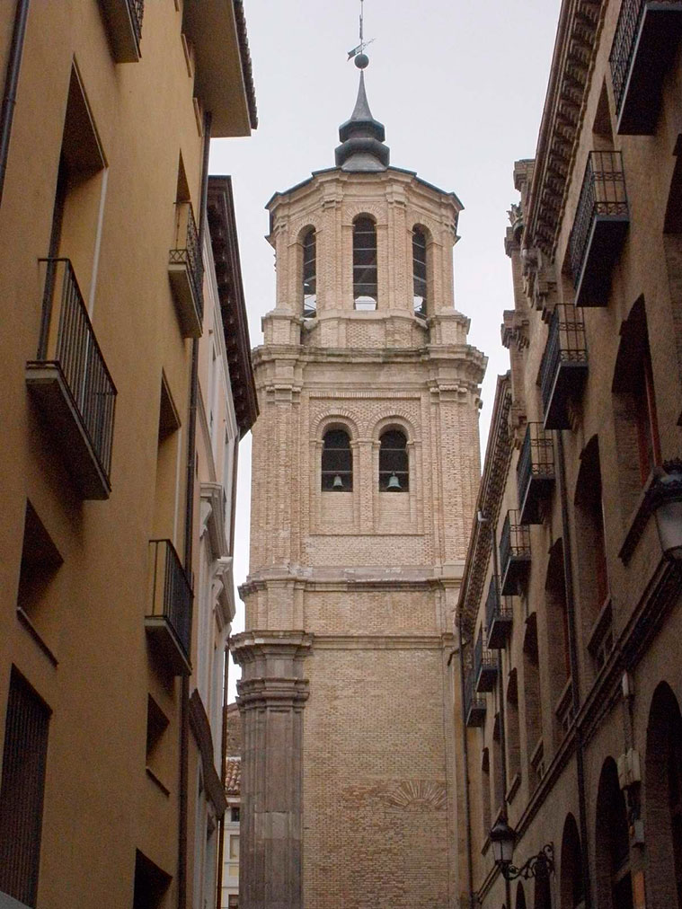 Vista de la Iglesia de Santa Isabel de Portugal o de San Cayetano desde la Calle del Buen Pastor
