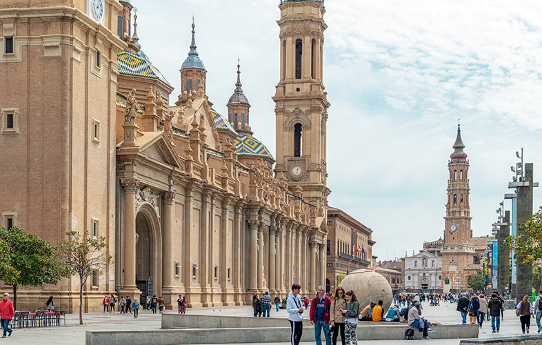 La Basílica de Nuestra Señora del Pilar se encuentra en el centro de la Plaza del Pilar, junto al Ayuntamiento de Zaragoza