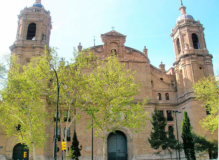 Vista exterior de la Iglesia de Santiago El Mayor