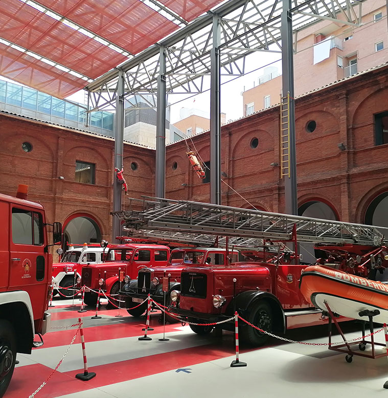 Camiones y cohes de bomberos en el Museo del Fuego y de los Bomberos Zaragoza