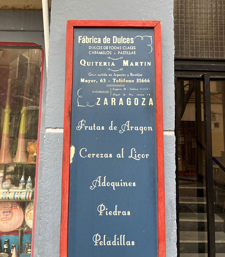 cartel en la fachada de Quiteria Martín en la calle mayor de Zaragoza