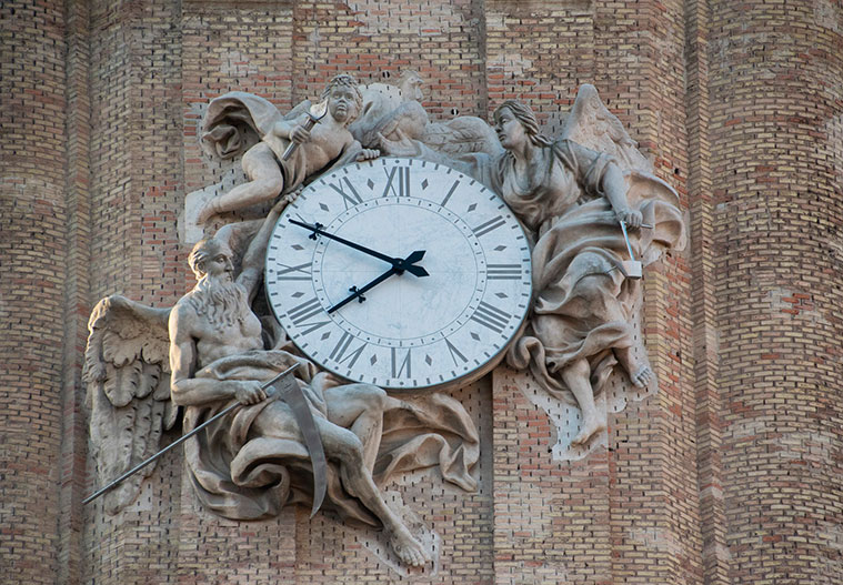 Estatuas alegóricas del día, la noche y la muerte alrededor del reloj de la torre de La Seo