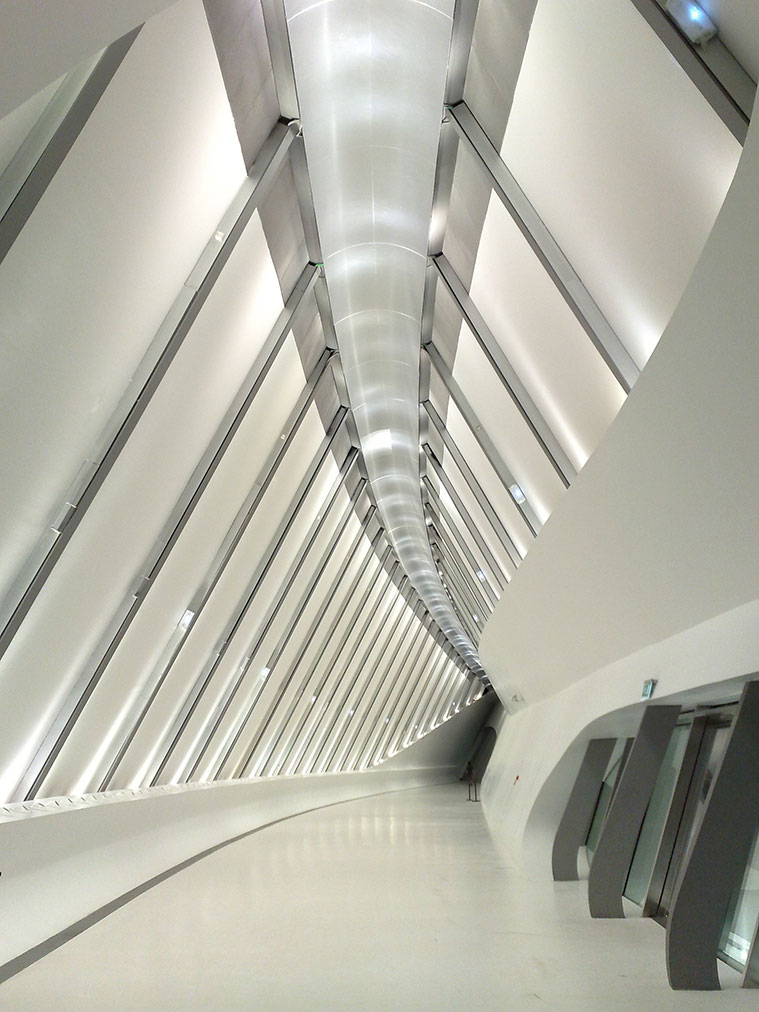 Interior del Pabellón Puente de Zaha Hadid