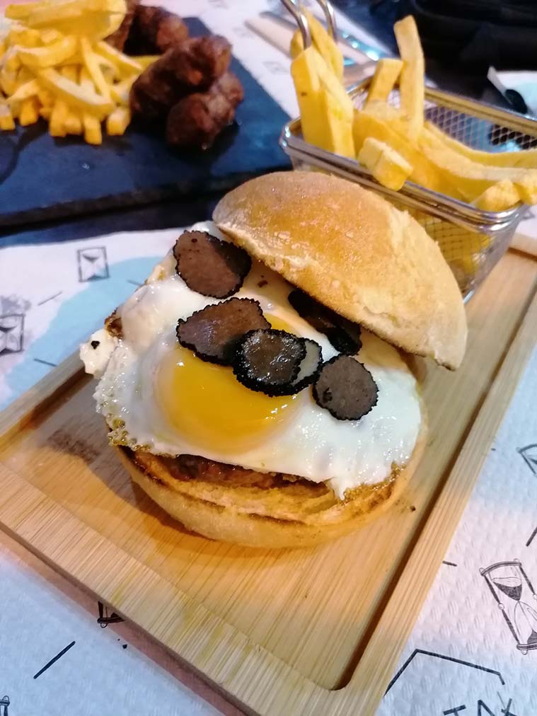 Hamburguesa Trufavorita, con salsa de boletus casera, huevo a la plancha y trufa negra