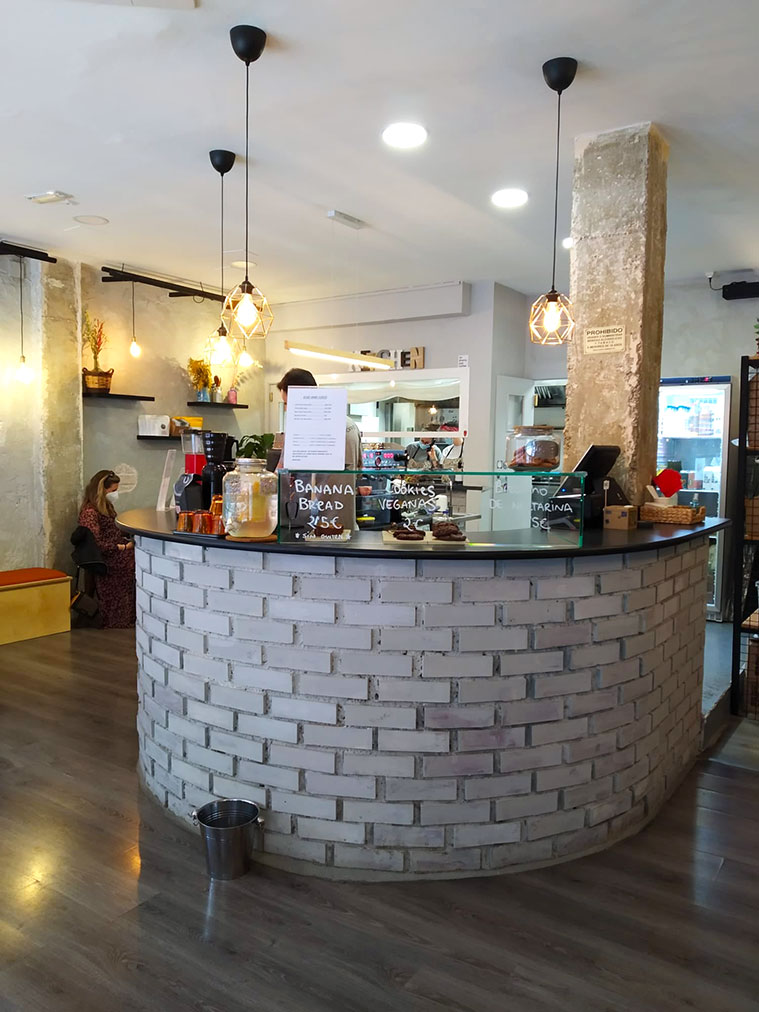 interior de la cafeteria de especialidad Elio and Coco Speciality Coffee
