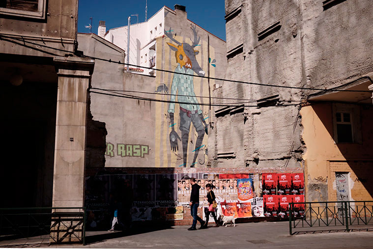 Intervención de la artista Sabek en la Calle Las Armas, desarrollada durante el Festival internacional de Arte Urbano Asalto