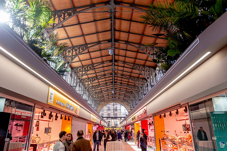El Mercado Central de Zaragoza, también llamado de Lanuza, se inauguró en 1903 en las inmediaciones de la Basílica del Pilar de Zaragoza, junto a la antigua Muralla Romana de la Ciudad