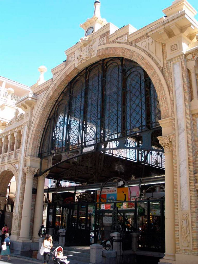El Mercado Central de Zaragoza se encuentra situado junto a las Murallas Romanas en la Avenida Cesar Augusto, a muy pocos metros de la Plaza del Pilar