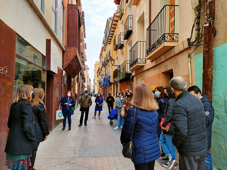 Actividad en el entorno del edificio de Zaragoza Activa en la Calle Las Armas