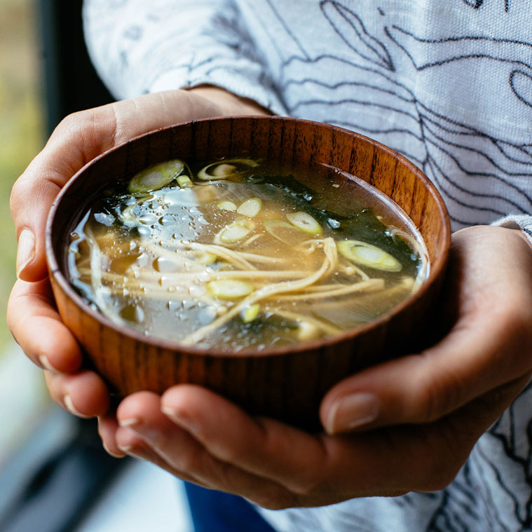 Enoki Miso Soup sopa tradional japonesa en udon
