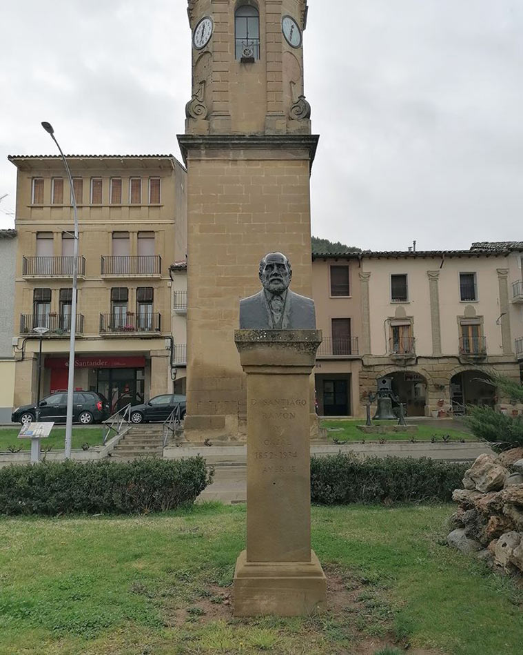 Monumento a Ramón y Cajal en la plaza homónima