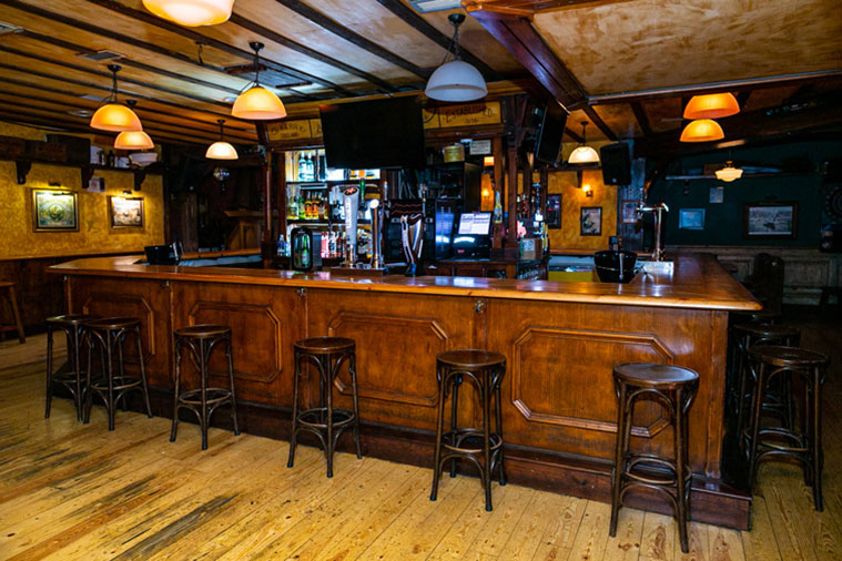 Pub Irlandés Bull McCabes barra del bar