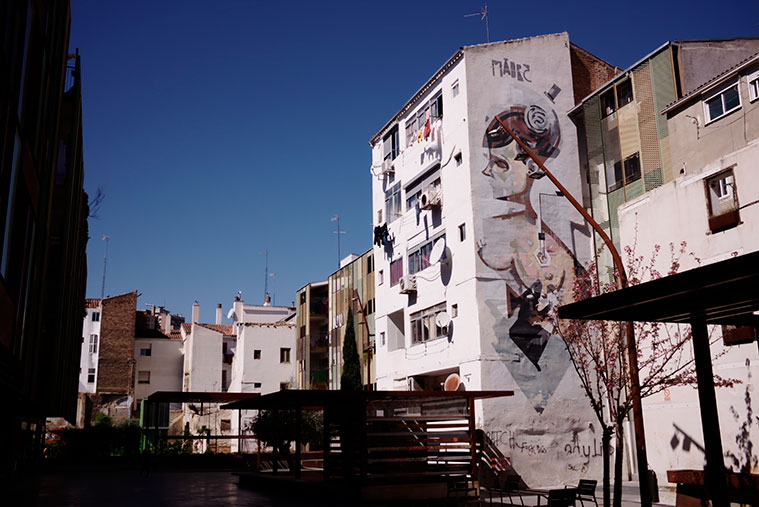 Patio interior con arte urbano en un edificio de viviendas de Las Armas