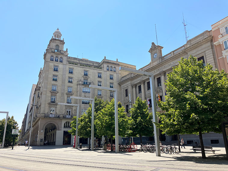 Los edificios del antiguo Banco Hispano Americano y de la Diputación de Zaragoza en la Plaza de España
