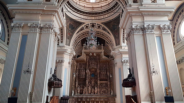 El retablo del altar mayor de Nuestra Señora del Pilar fue esculpido por Damián Forment entre los años 1509 y 1518