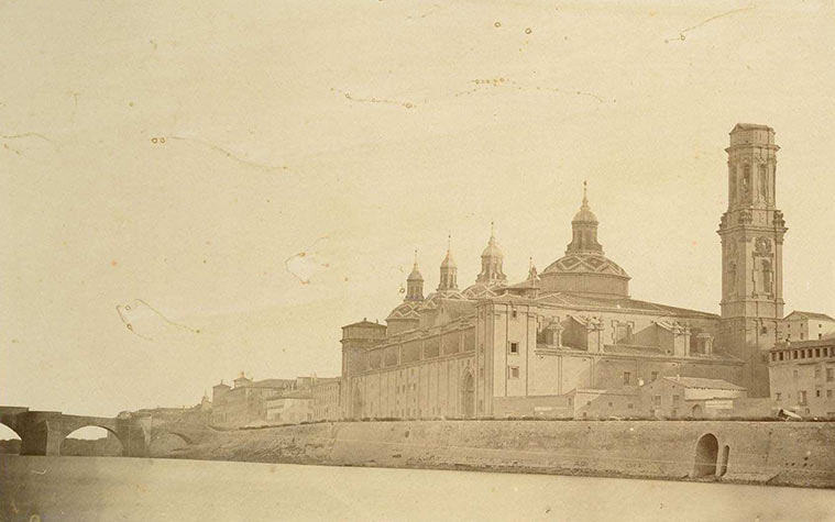 Imagen de la basílica del Pilar tomada por Charles Clifford 