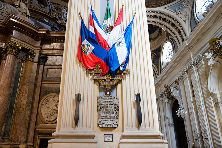 Los dos proyectiles que impactaron en el Pilar se conservan en uno de los pilares cercanos a la Santa Capilla, justo debajo de las banderas de Haití, Costa Rica, México, Perú y El Salvador