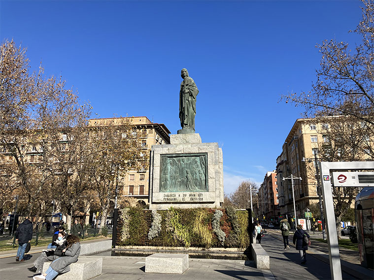 Monumento a Fernando el Católico en la Plaza San Francisco de Zaragoza