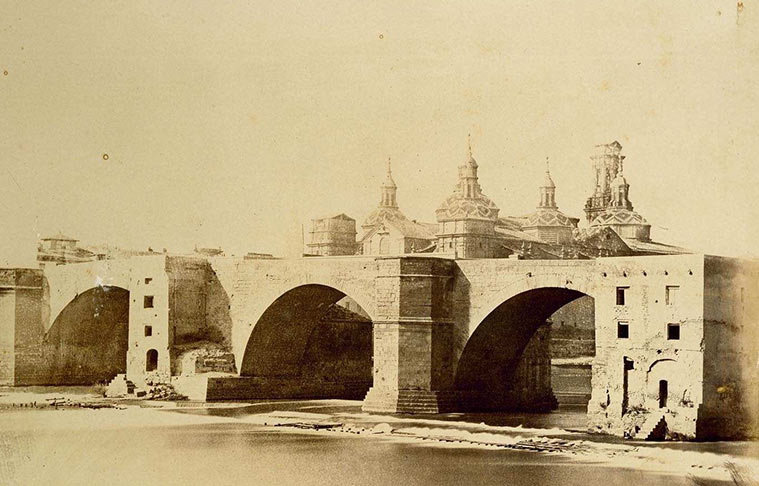 la basílica del Pilar, desde la otra orilla del Ebro.con antiguo puente, el puente de piedra, el más antiguo de la ciudad, de origen romano y restaurado en numerosas ocasiones.