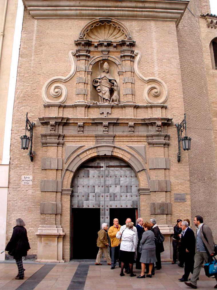 Grupo de fieles saliendo de la Iglesia de San Gil