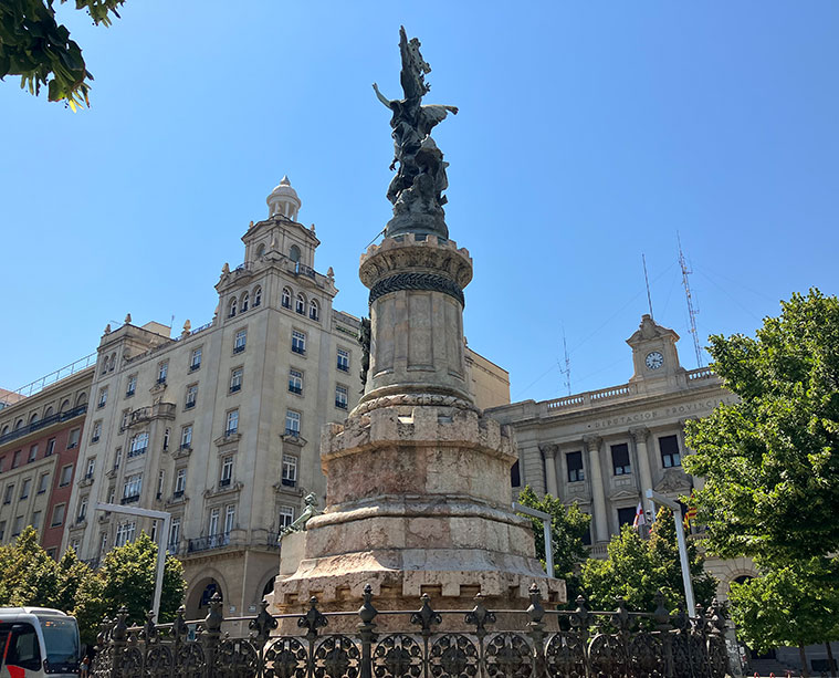 El Monumento a los Mártires de la Religión y de la Patria con los edificios del antiguo Banco Hispano Americano y de la Diputación de Zaragoza