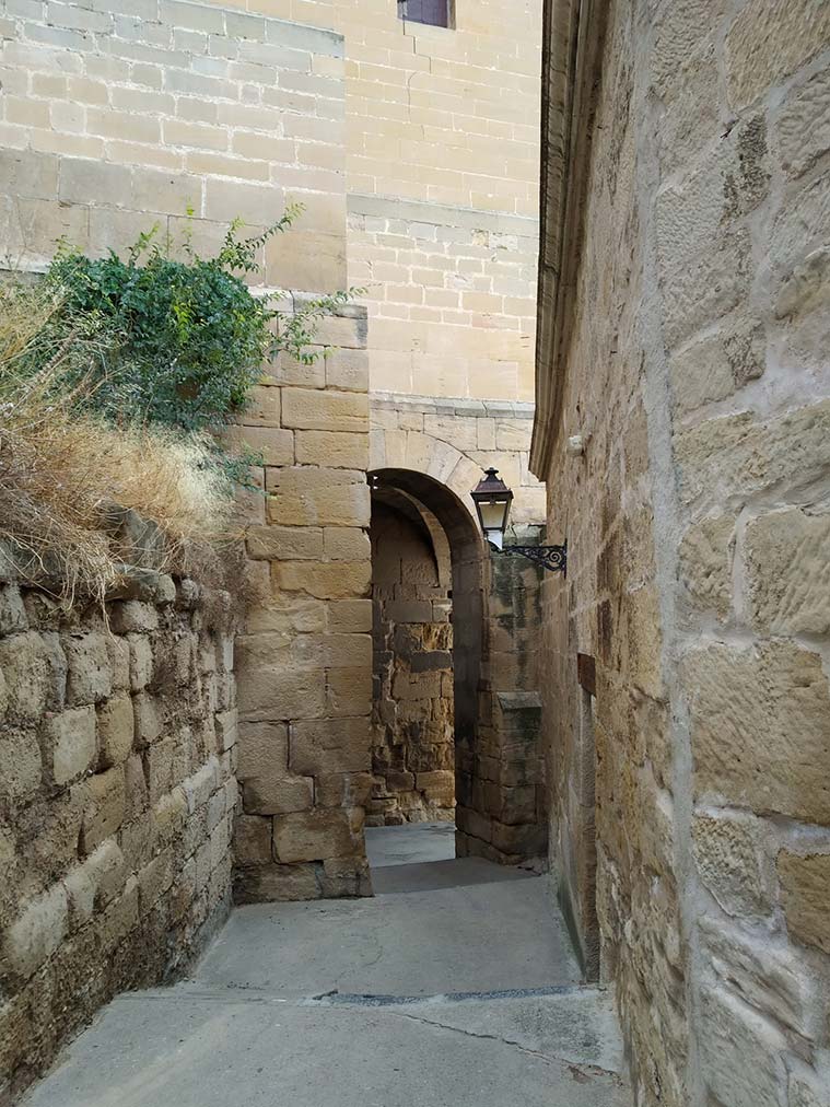 Arquitectura medieval en una de las calles de Alcañiz