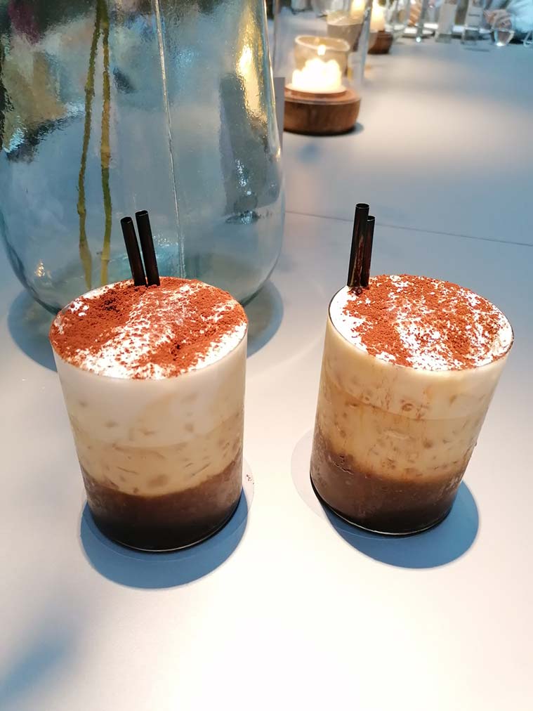 café frappé, mezclado en coctelera y servido con hielo pilé