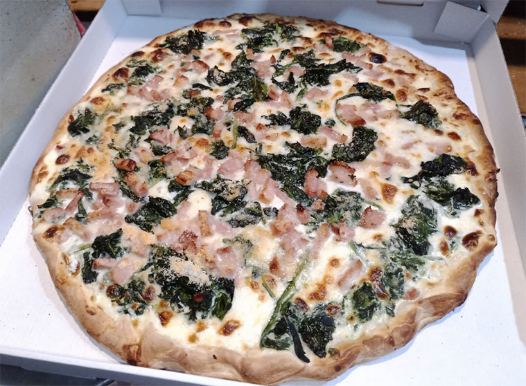 pizza en la pizzeria salvatore de zaragoza