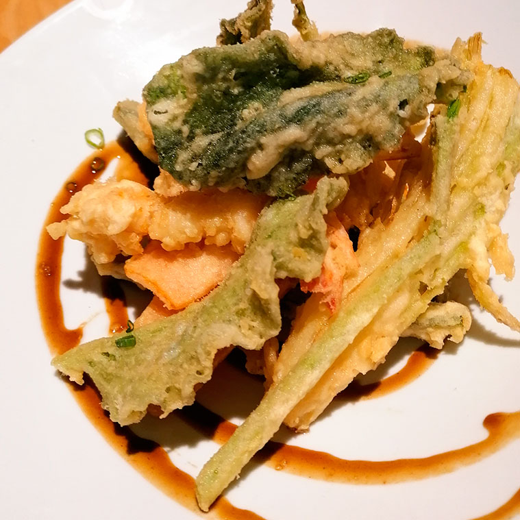 tempura de judía verde, zanahoria, langostino y hoja de borraja en el restaurante Uasabi