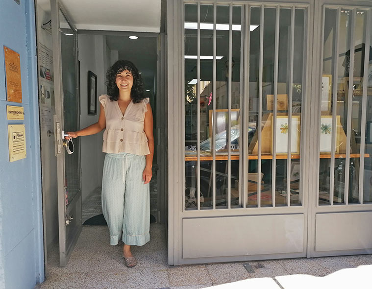 Natalia Royo nos recibe en la entrada de su taller de obra gráfica en Zaragoza