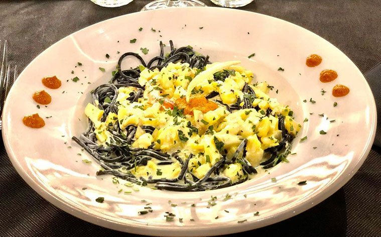 Espaguetis al Nero di Sepia con Langostinos en restaurante la marula