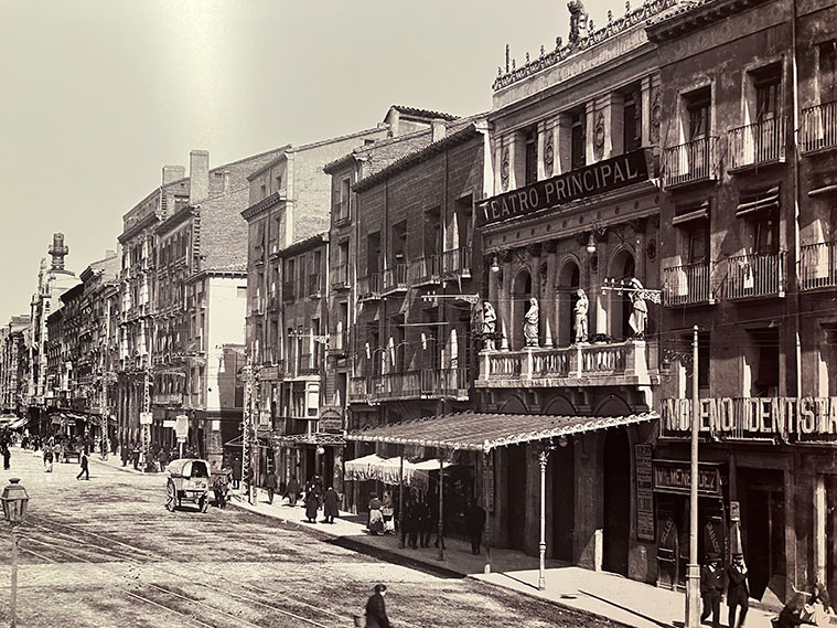 Vista del Teatro Principal de Zaragoza desde el Coso (foto hacia 1900)