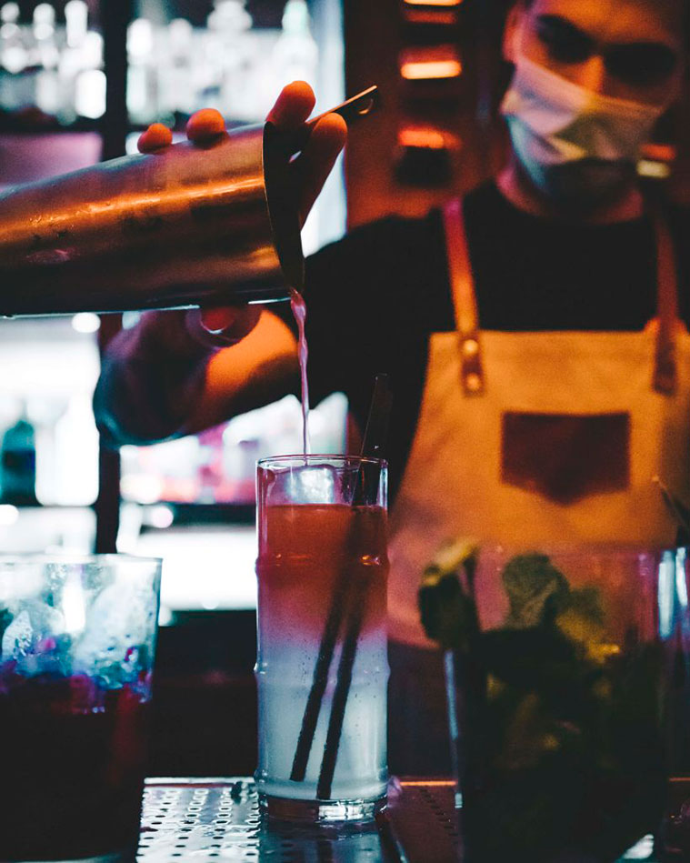 bartender preparando un coctel en el bar umalas