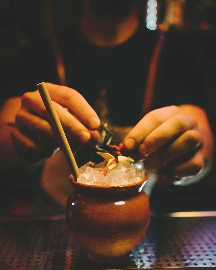bartender preparando un coctel en el bar umalas