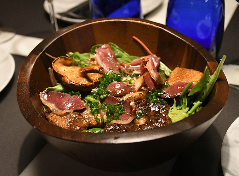 Ensalada de setas shitake y jamón de pato en el restaurante Carnivoro