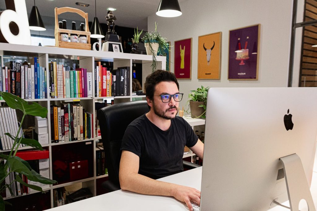 Entrevista a Javier Lapuerta, director y diseñador gráfico en Detalier Estudio Creativo