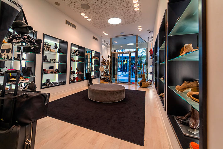 Gallery Carrilé es una zapatería que combina el estilo y el confort. La tienda ofrece una amplia selección de calzado de diseño, tanto para mujer como para caballero