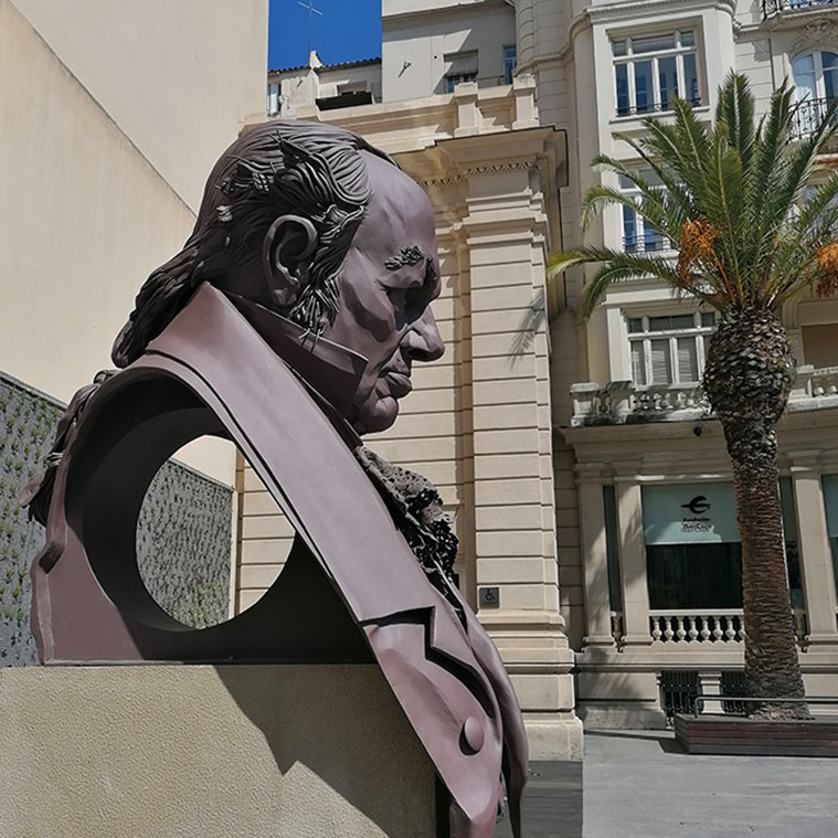 El busto de Goya del escultor Iñaki en la Plaza de los Sitios