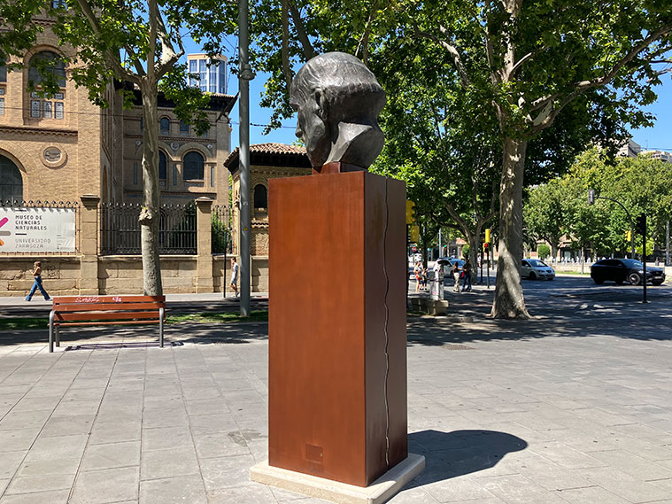 El busto de Ramón y Cajal está orientado hacia la antigua Facultad de Medicina