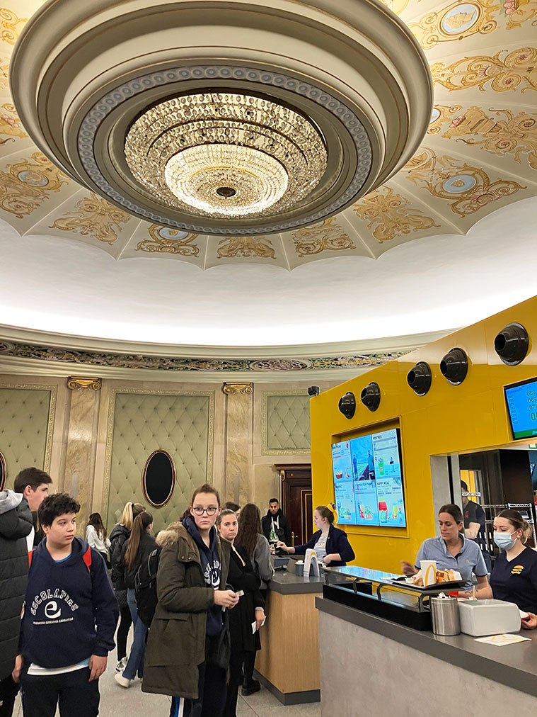 Interior del antiguo Cine Elíseos (en la actualidad un McDonald's)