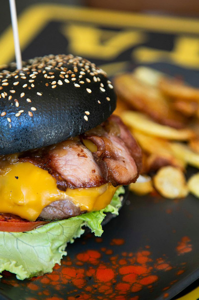  La Black Jack, una hamburguesa de 200 gramos y pan negro en la Tasca La Maldita