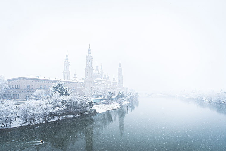 La basilica dle pilar de Zaragoza cubierta de nieve