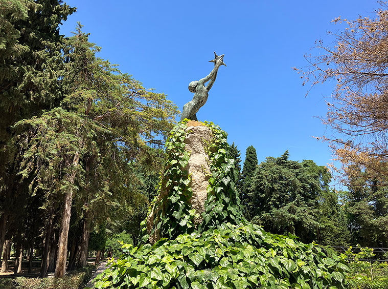 “Niño con Estrella”, un precioso homenaje a Ruben Dario obra de Ángel Orensanz en el Parque Grande