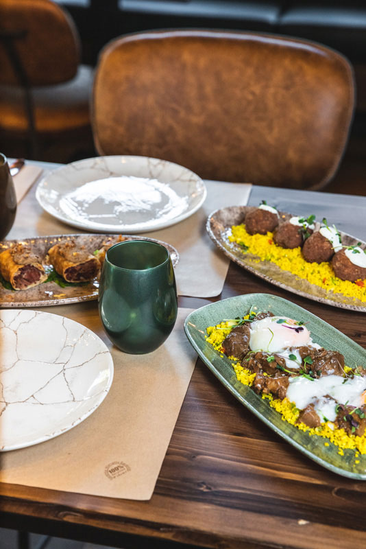 Platos de cocina callejera de diferentes partes del mundo en el restaurante Nómada