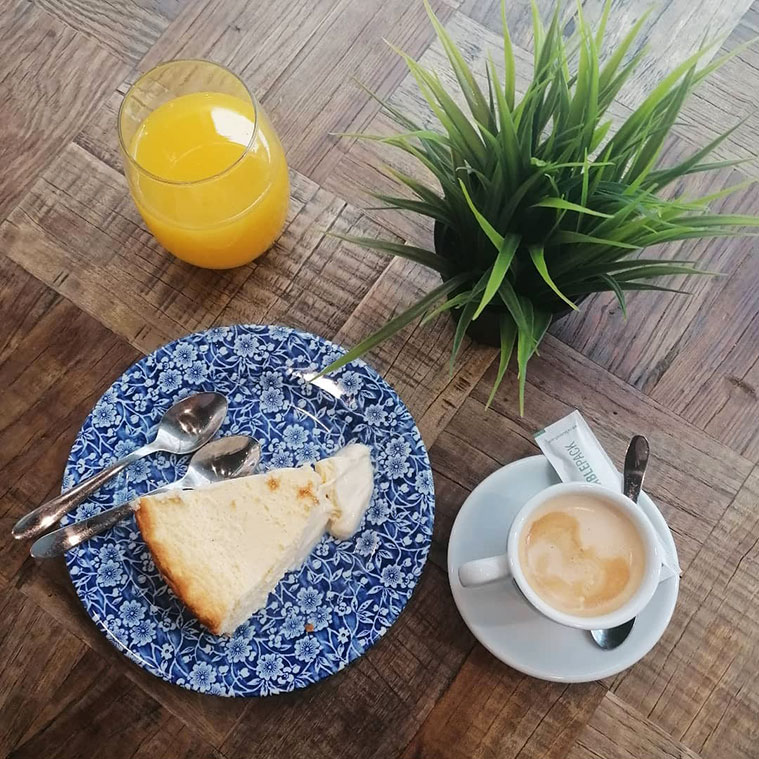 Tarta de queso y café en el Restaurante Tatín