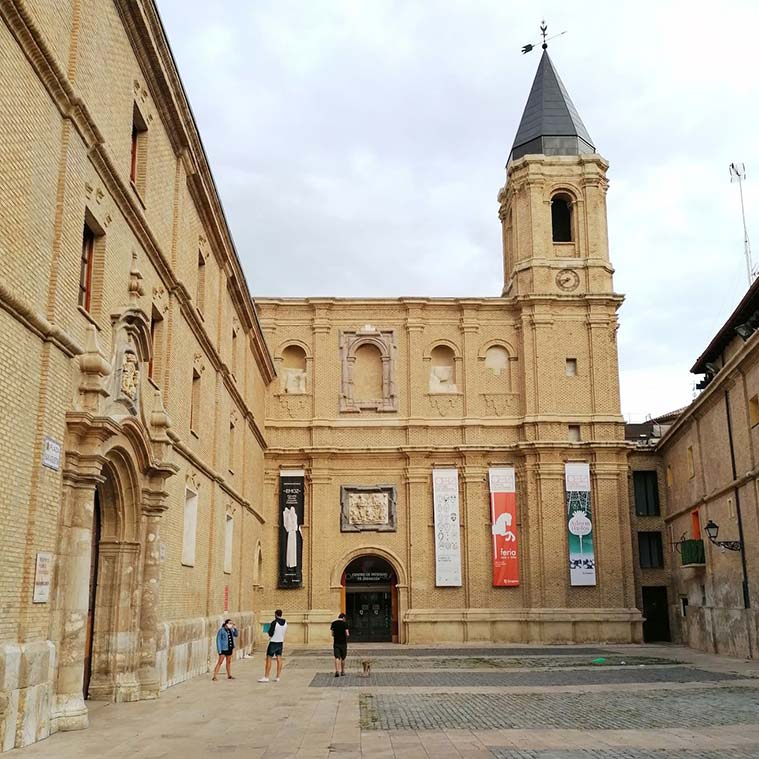 La Biblioteca María Moliner (izquierda) y el Centro de Historias (al fondo)